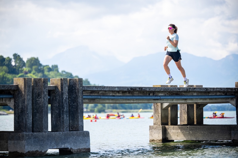 Läuferin trainiert nach vVO2max Trainingsplan, um 10 km unter 50 Minuten zu laufen.