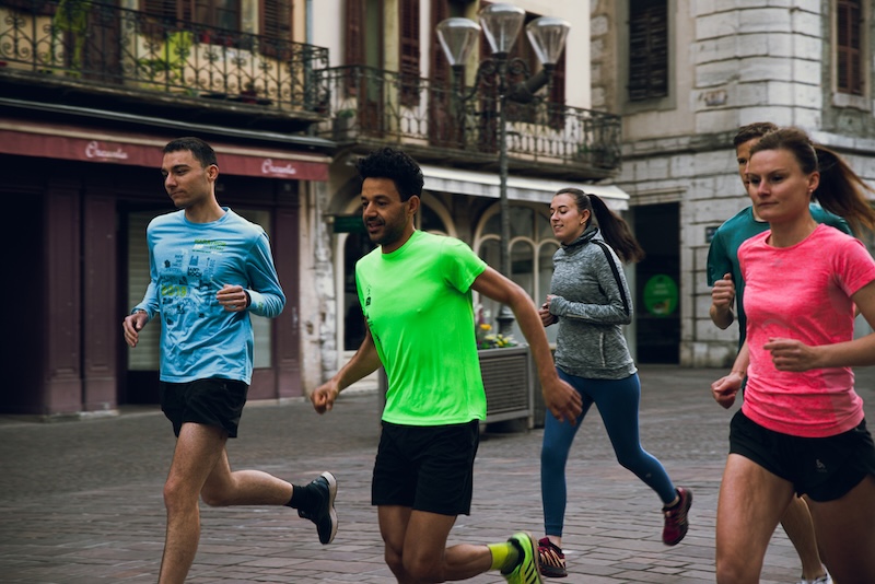 Läufer trainiert für 10 km unter 55 Minuten mit strukturiertem Trainingsplan und 5:30 Pace.