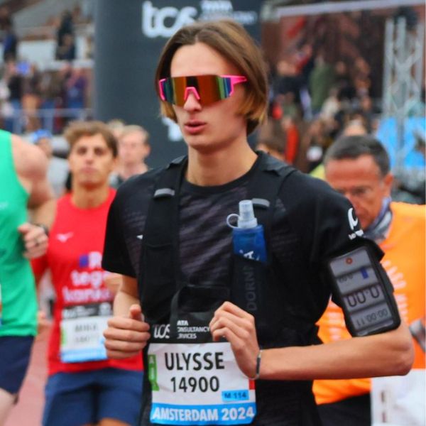 Läufer beim Amsterdam-Marathon nach dem 10-Kilometer-Training auf dem Weg zum Finish in 3:54 Stunden.