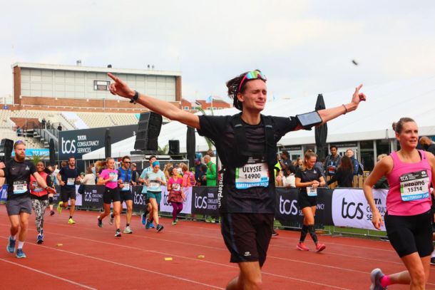Läufer beim Amsterdam-Marathon auf dem Weg vom 10-Kilometer-Lauf zum Marathon-Finish in 3:54 Stunden