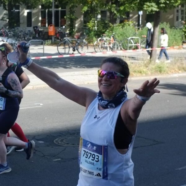 54-jährige Läuferin Valérie nach dem Berlin-Marathon als stolze Finisherin vor dem Brandenburger Tor