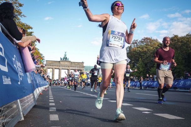 Valerie lauft mit 54 beim Berlin-Marathon ins Ziel und wird stolze Finisherin.