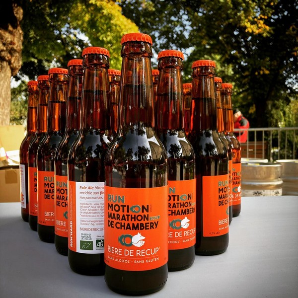 Läufer trinkt nach dem Training alkoholfreies Bier zur Regeneration im Ausdauersport.