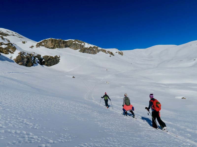 Einsteiger auf Skitour im Wintertraining für mehr Kraft beim Trailrunning.