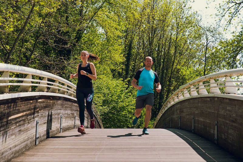 Läuferin trainiert für ihren ersten 10-km-Lauf mit strukturierten Trainingstipps für Ausdauer und Tempo.