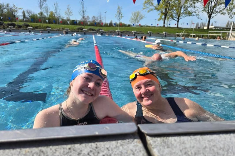Sacha gibt Trainingstipps für den ersten Triathlon mit Fokus auf Schwimmen, Radfahren und Laufen.