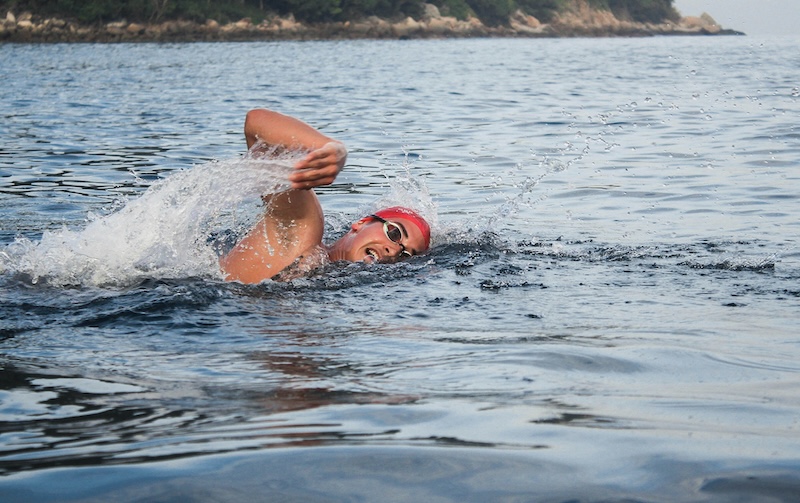 Triathlet startet entspannt ins Freiwasserschwimmen und bereitet sich stressfrei auf den Wettkampf vor