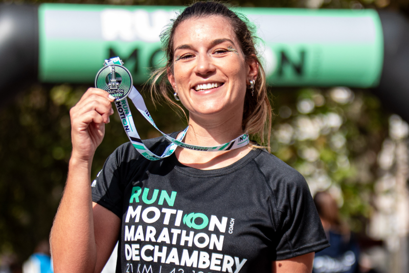 Läufer beim Halbmarathon-Training nach einem 12-Wochen-Plan für die Zielzeit von 1:45 Stunden.