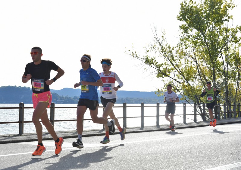 Matteo läuft beim Halbmarathon am Lago Maggiore stark und knackt die 1:20-Stunden-Marke.