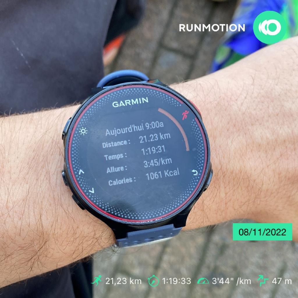 Matteo laeuft beim Halbmarathon am Lago Maggiore stark und knackt die Zeit unter 1:20.