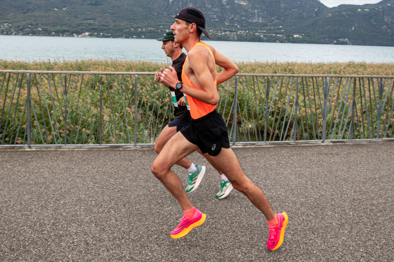 Läufer beim Halbmarathon-Training nach einem 12-Wochen-Plan für eine Zielzeit unter 1:30 Stunden