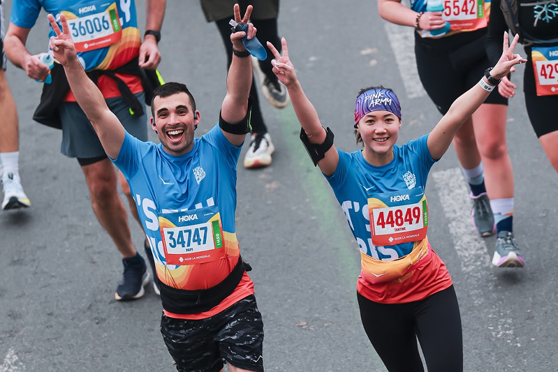 Läufer beim Halbmarathon-Training mit 12-Wochen-Plan für eine Zielzeit von unter zwei Stunden.