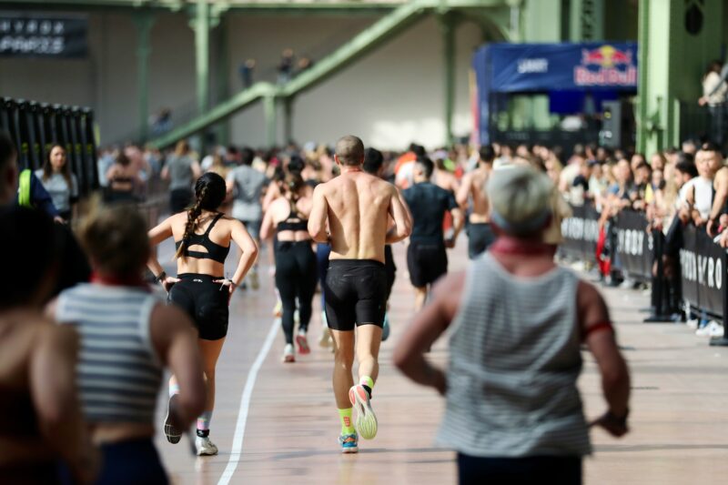 Athlet beim Hyrox-Training verbessert Ausdauer und Tempo für ein schnelleres Zielergebnis.