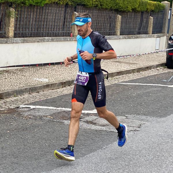 Triathlet Alex beim IRONMAN Cascais in Portugal auf dem Weg zu einer Zeit unter elf Stunden
