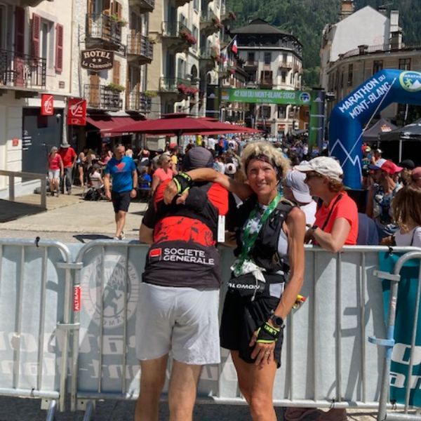 Majida feiert ihren Kategoriesieg beim Marathon du Mont-Blanc als nächste sportliche Herausforderung.