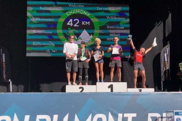 Majida gewinnt ihre Kategorie beim anspruchsvollen Trailrunning Marathon du Mont-Blanc.