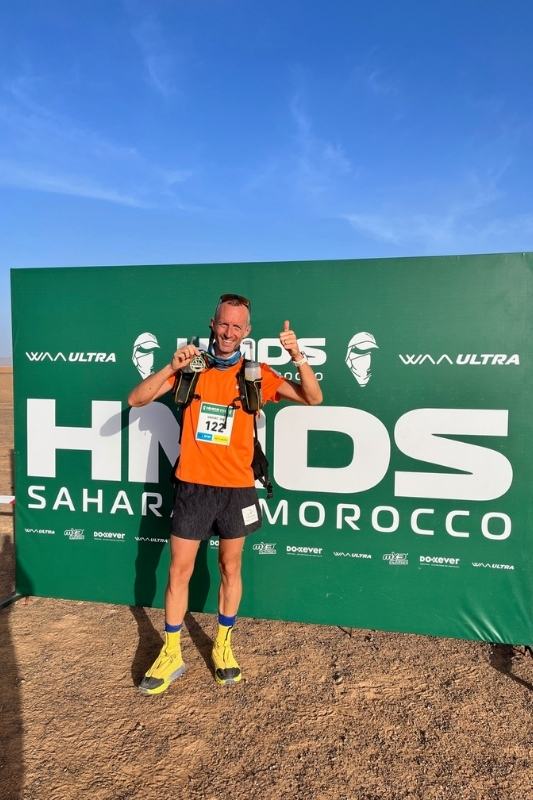 Trailrunner Vincent beim Marathon des Sables auf dem Weg zum fünften Gesamtrang