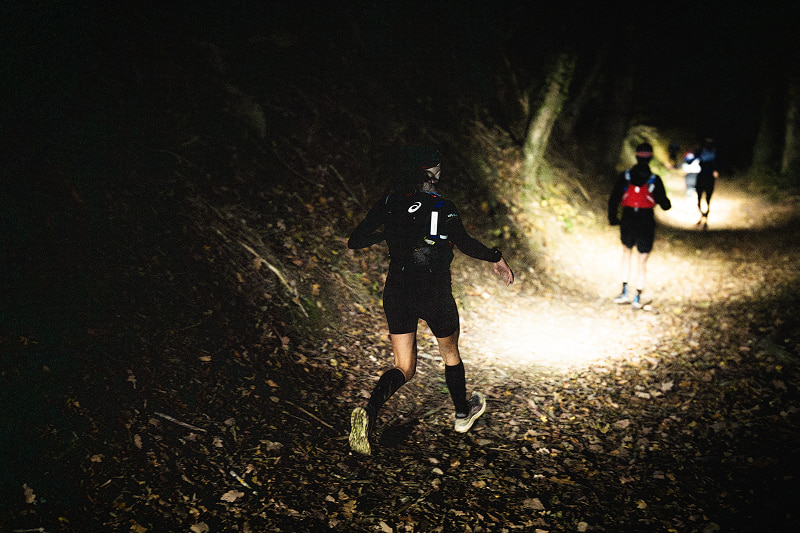 Ausdauerlaeufer beim Nachttrail mit gezielter Ernaehrung fuer starke Ultra-Performance