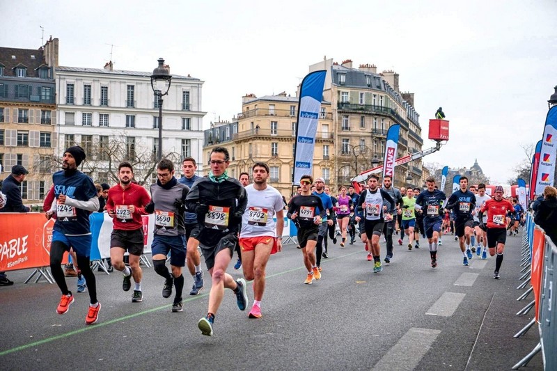 Olivier erzielt in Paris eine Bestzeit von 1:27 beim Halbmarathon und läuft ein starkes Rennen.