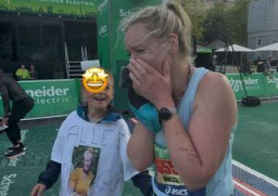 Vanessa beim Zieleinlauf des Paris-Marathon 2025, stolz nach ihrem ersten erfolgreichen Marathon in der Stadt.