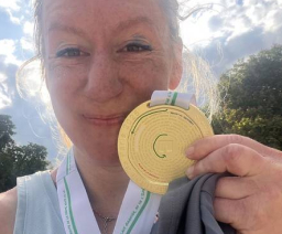 Vanessa beim Zieleinlauf ihres ersten Marathons beim Paris-Marathon 2025, ein emotionaler Moment im Laufsport.