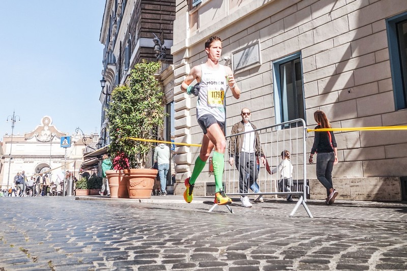 Romain Adam beim Rom-Marathon 2024 während seines starken Rennens auf den Straßen von Rom.