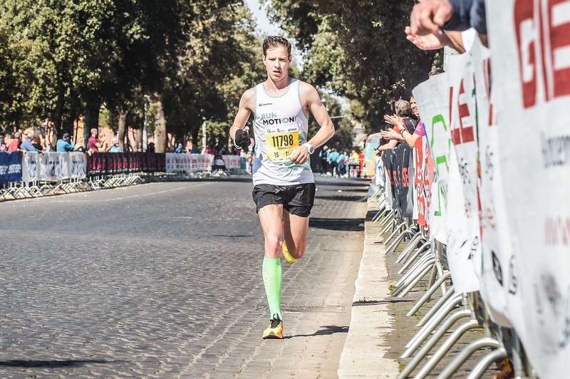 Romain Adams beim Rom-Marathon 2024 in starkem Rennen durch die Straßen von Rom.