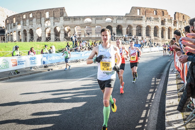 Romain Adams beim Rom-Marathon 2024 während seines starken Rennens durch die Straßen von Rom.