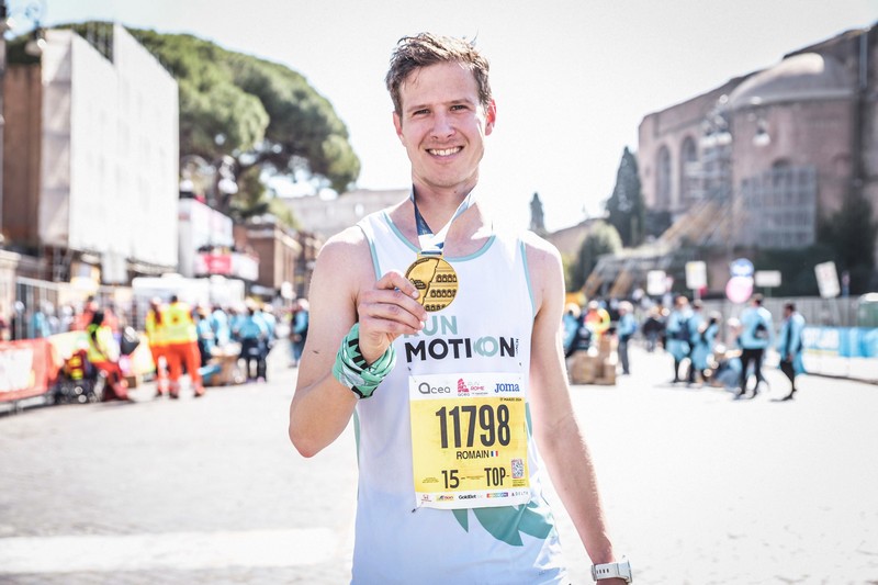 Romain Adam beim Rom-Marathon 2024 auf der Strecke, fokussiert in einem starken Marathonrennen.