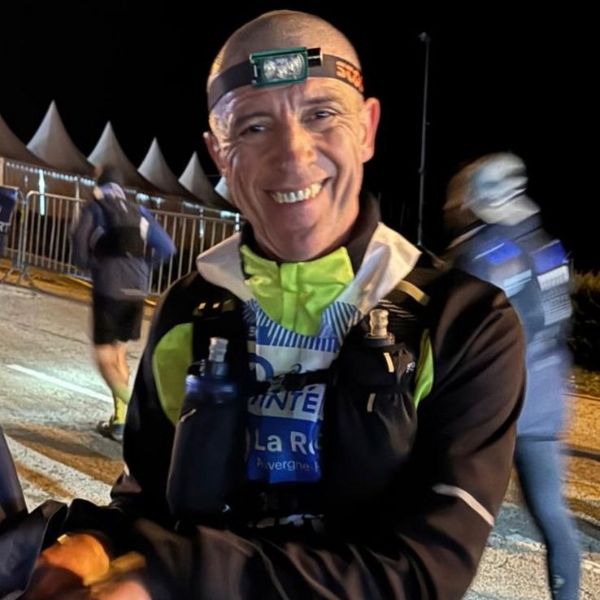 Denis erreicht beim SaintéLyon 82-Kilometer-Traillauf trotz Hüftprothesen erfolgreich das Ziel.