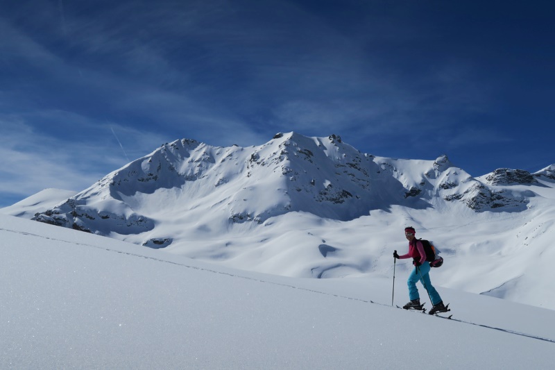 Trailrunner beim Skitourengehen im Winter für mehr Ausdauer, Kraft und Bergfitness