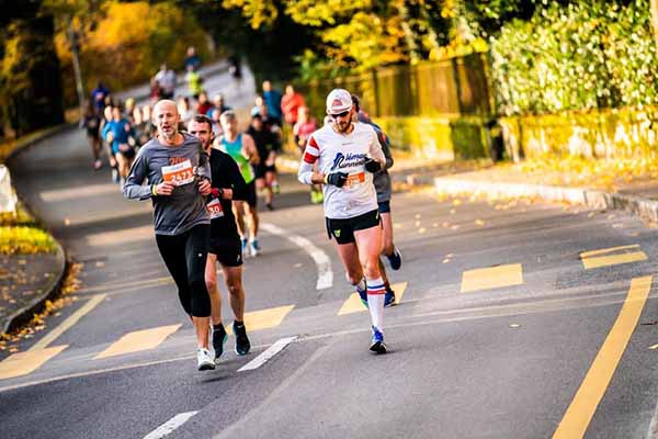 Thomas läuft beim 20-km-Rennen in Genf mit RunMotion zu einer starken Bestzeit unter 1:20.