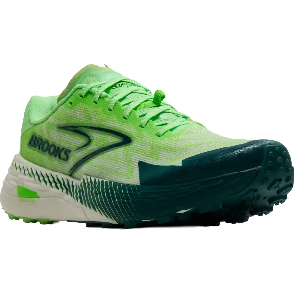 Moderne Trailrunning-Schuhe für kurze Distanzen auf einem technischen Waldweg im Jahr 2026