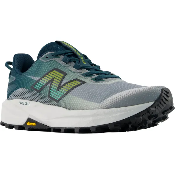 Moderne Trailrunning-Schuhe für kurze Distanzen auf einem technischen Waldweg im Jahr 2026