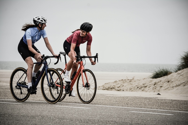 Triathlet beim intensiven Radtraining, um im Triathlon auf dem Rennrad schneller und effizienter zu werden.