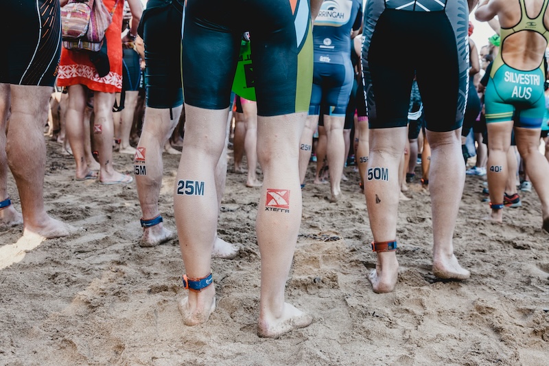 Triathlet plant seine Saison und bereitet sich gezielt auf den nächsten Wettkampf vor.