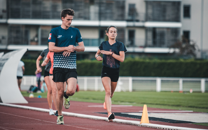 Laeufer beim vVO2max-Training, der typische Fehler im Lauftraining erkennt und seine Leistung verbessert.
