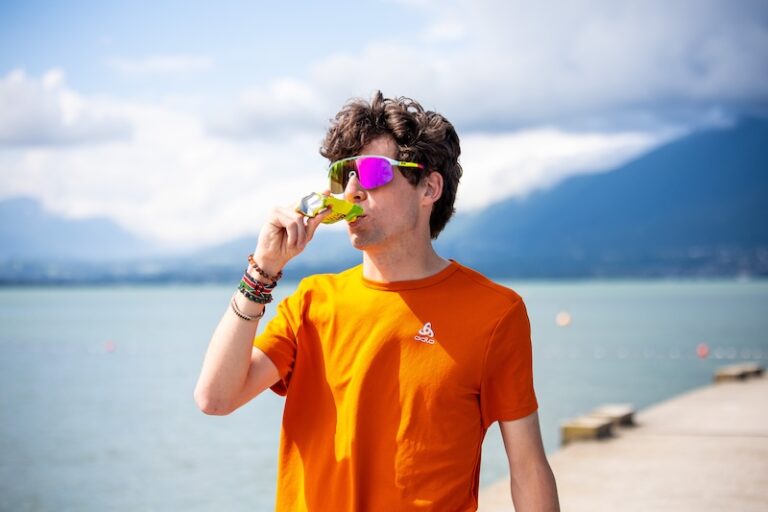 Läufer nimmt am See ein Energiegel