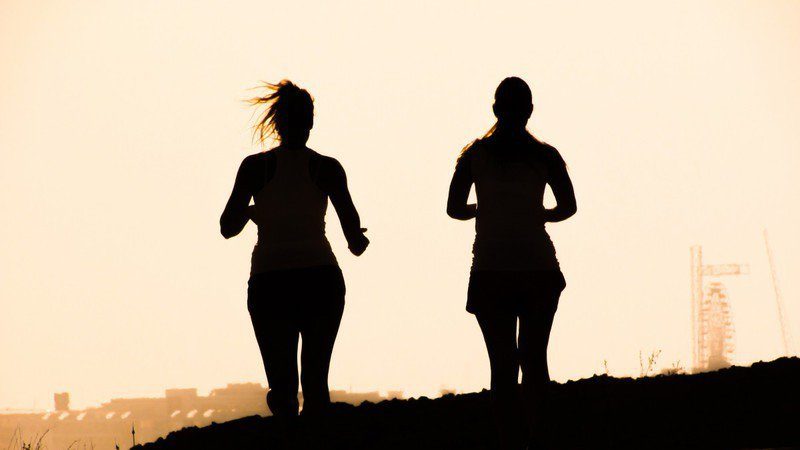 Läufer startet nach den Feiertagen motiviert und fit ins Lauftraining mit sanftem Detox.