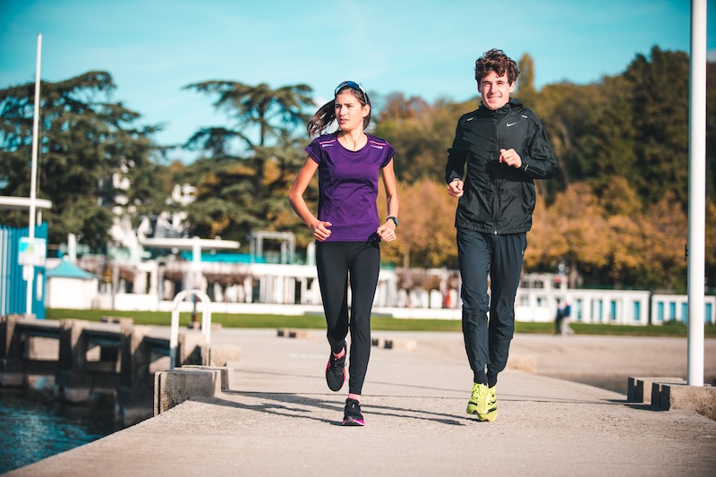 Läuferin nutzt eine Entlastungswoche im Lauftraining für Regeneration und nachhaltige Leistungssteigerung.