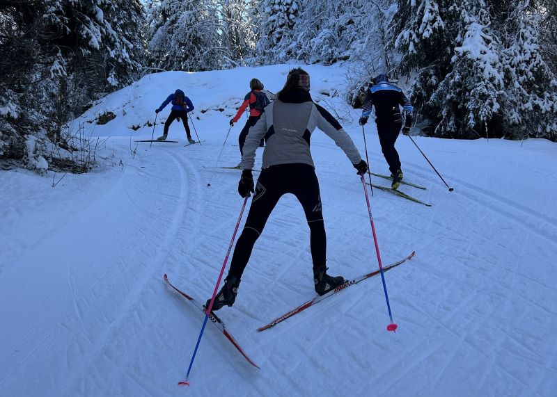 Langlaufer beim Skilanglauf im Winter als effektives Ausdauertraining zur Verbesserung der Laufleistung.
