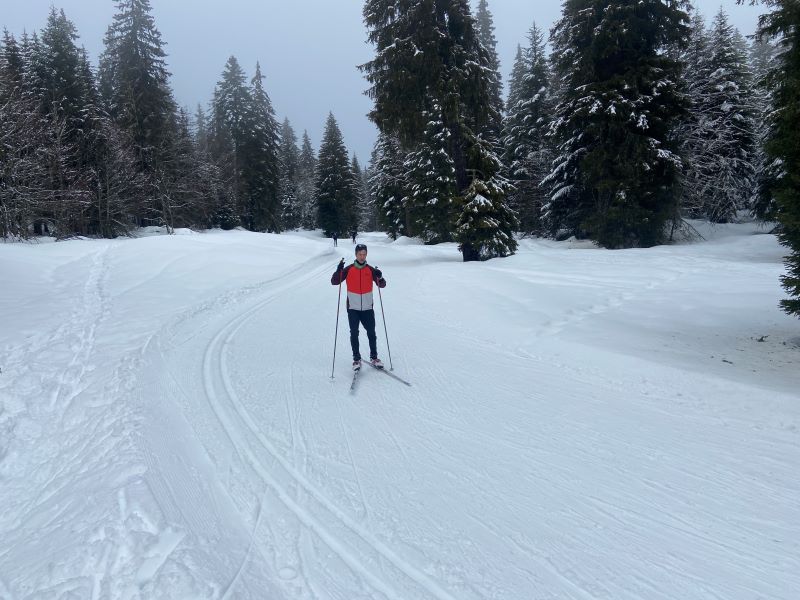 Langläufer beim Intervalltraining als Winter-Boost für Läufer mit gezielten Langlauf-Trainingseinheiten