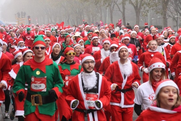 Läuferin beim entspannten Weihnachtslauf im Winter für Fitness und Ausdauer während der Feiertage
