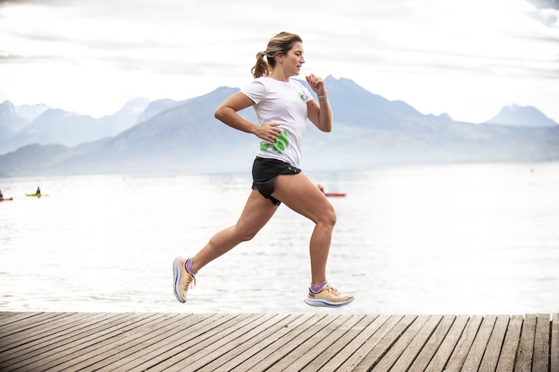 Athletin beim Ausdauertraining als Symbol für RED-S erkennen und durch ausreichende Energieverfügbarkeit vorbeugen.