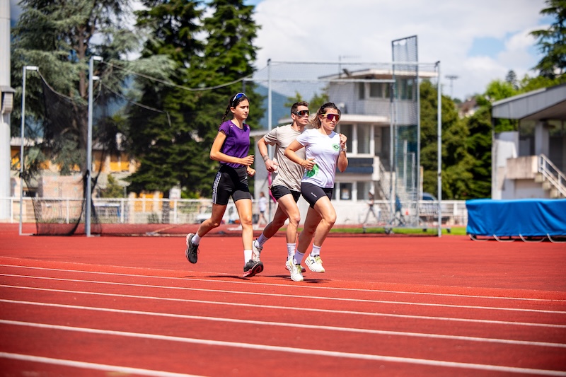 Läufer steuert seine Trainingsgeschwindigkeit gezielt, um effizienter und schneller zu laufen.