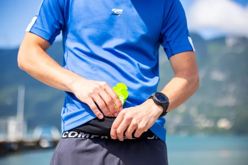 Triathlet nutzt abgestimmte Triathlon-Ernährung für anhaltende Energie und Leistung bis zum Zieleinlauf
