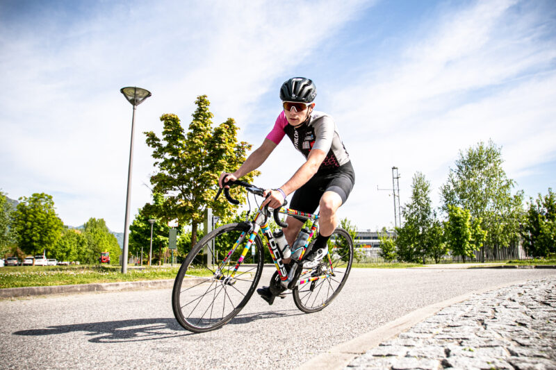 Triathlet plant seine Ernährung und vermeidet häufige Fehler für starke Leistung bis ins Ziel