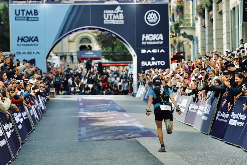 Läufer beim UTMB 2026 auf einem alpinen Trail mit Live-Ergebnissen und Rennverfolgung