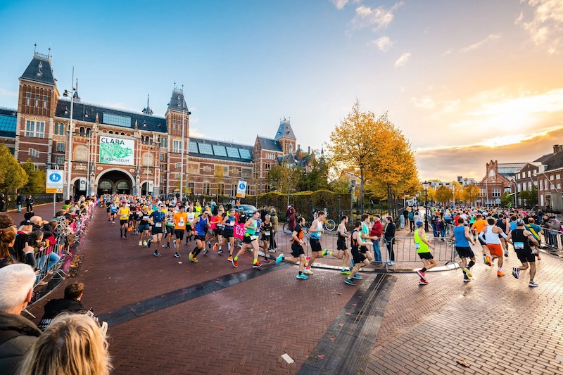 Läufer beim Amsterdam-Marathon 2026 auf der Strecke mit Tipps zur Anmeldung und Wettkampfvorbereitung
