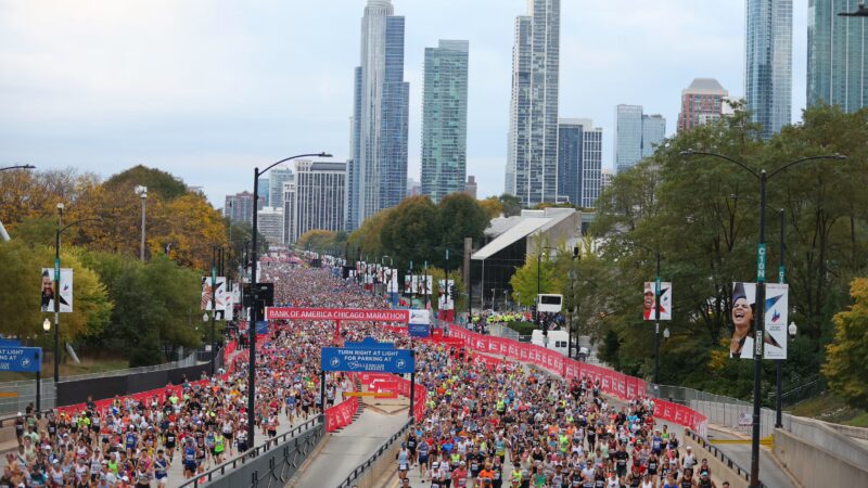 Läufer beim Chicago Marathon 2026 auf der Strecke mit Tipps zu Startplatz und Rennvorbereitung